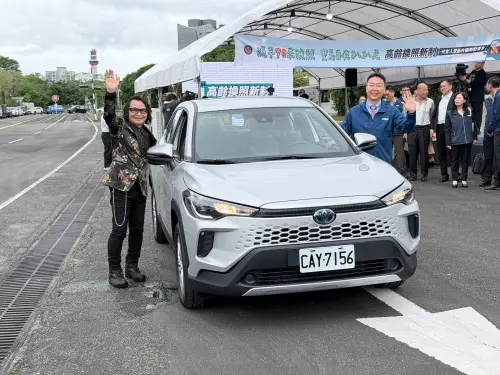 ▲今日記者會後，陳世凱開車載沈文程離場。（圖／記者嚴俊強攝）