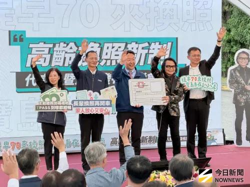 ▲凡70歲以上主動繳回駕照者，公路局將提供TPASS電子錢包乘車支出每月50%回饋金，每月上限1500元，每人可申請一次，補助期間2年。