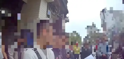 ▲台北市萬華區龍山寺外驚見有一群民眾排隊，影印雙證件換取1000元現金。（圖／翻攝畫面）