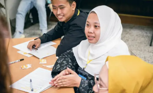 ▲失智症照護培力工作坊，用母語引導陪伴學員分享自己照顧失智症患者的經驗，並凝聚同鄉共同交流彼此的感受，也一起學習照顧知識與技能。（圖／One-Forty提供）