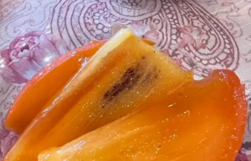 ▲一般的甜柿，若授粉後有種子時，當種子引起脫澀時，果肉會有黑褐色斑，也屬正常現象。（示意圖／FB@Haruma Senko）