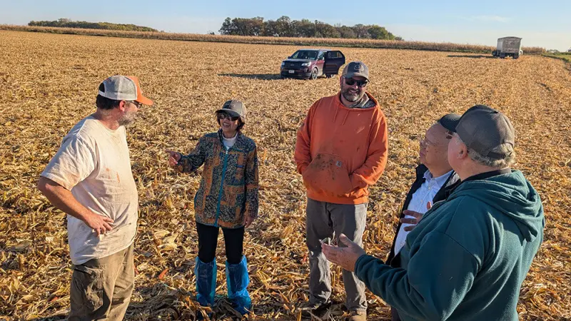 ▲台灣代表團至明尼蘇打州的玉米田實地參訪, 並與當地業者與農民進行交流。左二為國科會台灣淨零科技方案推動小組首席顧問周素卿教授，右二為淨零小組主任林耀東教授。（圖／美國穀物暨生質產品協會提供）