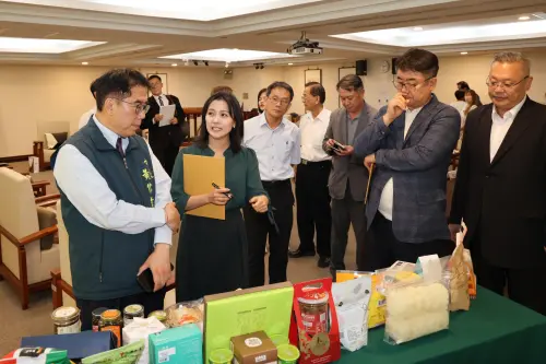 ▲「2026年芒果及鳳梨契作合作意向書」儀式，市長黃偉哲介紹台南農特產品。(圖／南市府提供)