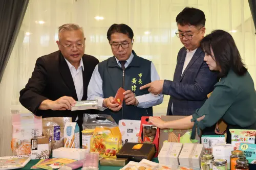 ▲「2026年芒果及鳳梨契作合作意向書」儀式，市長黃偉哲與ESG農業株式會社代表李成元等貴賓一同試吃龍眼乾。(圖／南市府提供)