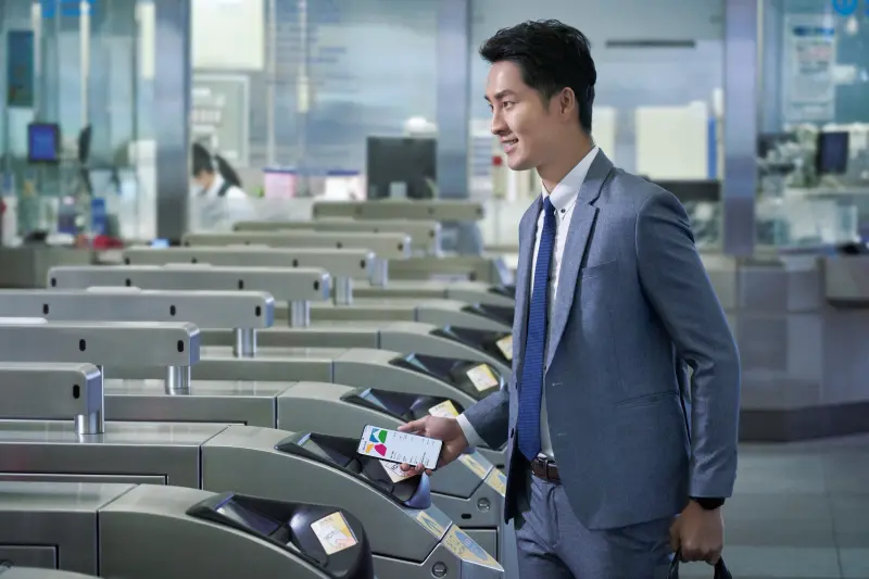 ▲現在三星手機透過內建「Samsung Wallet 悠遊卡」功能，免解鎖螢幕一嗶進站，預計明年7月iPhone也能黑畫面就嗶進台北捷運。（圖／悠遊卡公司提供）