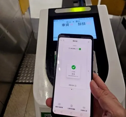 ▲悠遊付手機「嗶乘車」專為具備NFC功能的Android手機設計，感應閘門即可進出站，還可線上購買TPASS定期票。（圖／官方提供）