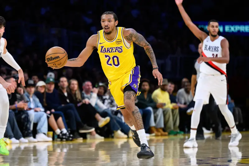 ▲洛杉磯湖人後衛史密斯（Nick Smith Jr.）以雙向合約加盟，今對拓荒者一戰砍下25分、6助攻，表現驚豔。《洛杉磯時報》分析認為他有望轉正，成為球隊板凳火力的重要角色。（圖／路透／達志影像）