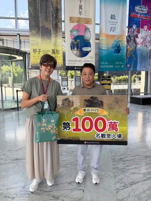 ▲國立故宮博物院南部院區今年第100萬人次，是來自台中的伍先生，由故宮專門委員周衷蓮代表致意並致贈禮品。（圖／故宮）