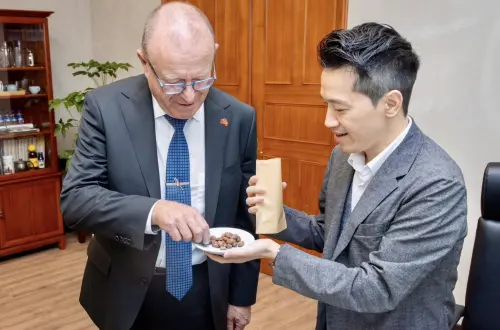 何志偉拿可可豆招待　瑞士外賓驚呼：這是台灣的？
