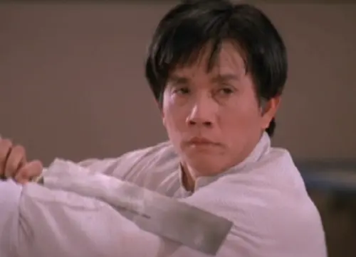 ▲劉家良（如圖）的骨灰已在今年稍早遭竊，遺孀翁靜晶拒付贖金。（圖／摘自HKMDB）