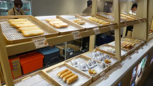 ▲現場還有多種口味魚板，推薦韓國魷魚魚板卷、韓國辣椒魚棒、韓國玉米魚板卷、培根魚棒等。（圖／新光三越提供）