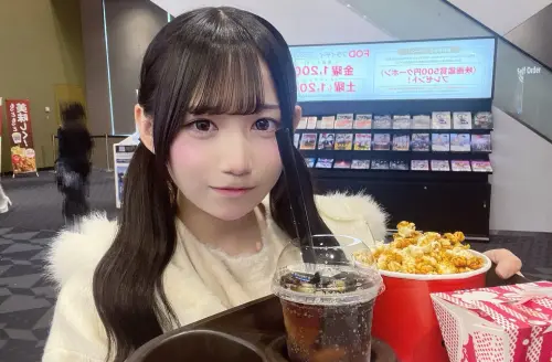 17歲女偶像曬看電影美照！粉絲抓「飲料杯倒影有男人」　慘遭退團
