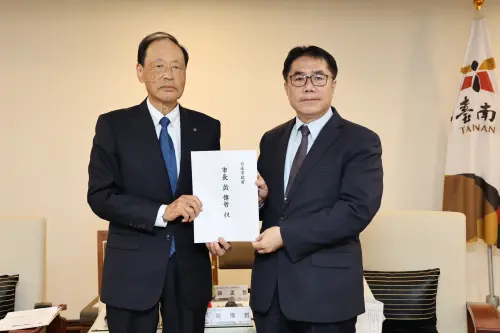 ▲副會頭川畑孝則也轉交會頭岩崎芳太郎致市長黃偉哲信件。(圖／南市府提供)