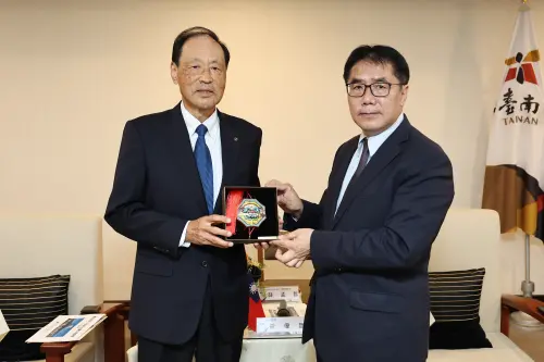 ▲市長黃偉哲致贈劍獅給副會頭川畑孝則。(圖／南市府提供)