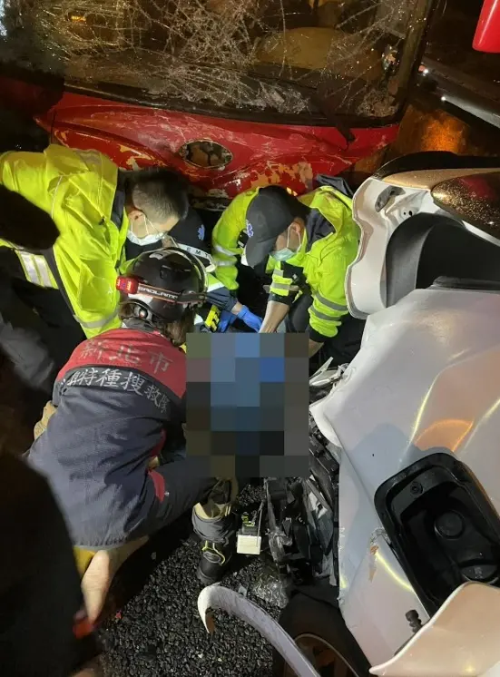 ▲五楊高架道路昨（3）日晚間發生重大車禍，一共5輛大小車撞成一團，下車查看時被國道客運撞擊的女駕駛，面部重創扭曲搶救仍宣告不治。（圖／翻攝畫面）