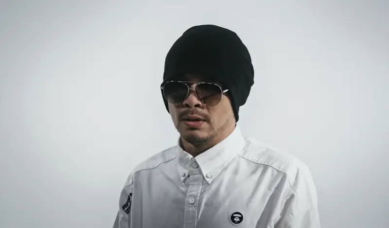 ▲大馬歌手黃明志（如圖）近期捲入謝侑芯命案，遭到馬國警方通緝，今（13）日獲保釋，他的父親表示，從事發至今，就一直聯繫不上兒子。（圖／翻攝自黃明志YouTube＠Namewee）