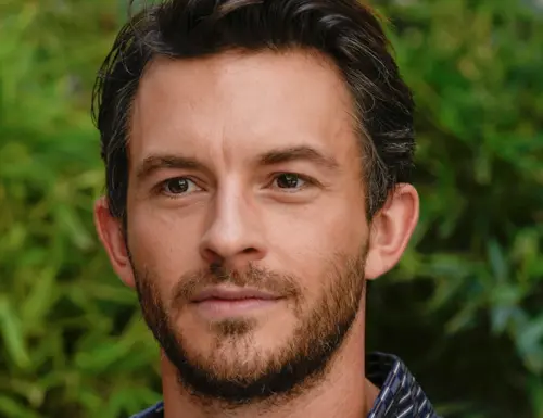 全球最性感男人是他！《魔法壞女巫》喬納森拜利　首位同志獲選　
