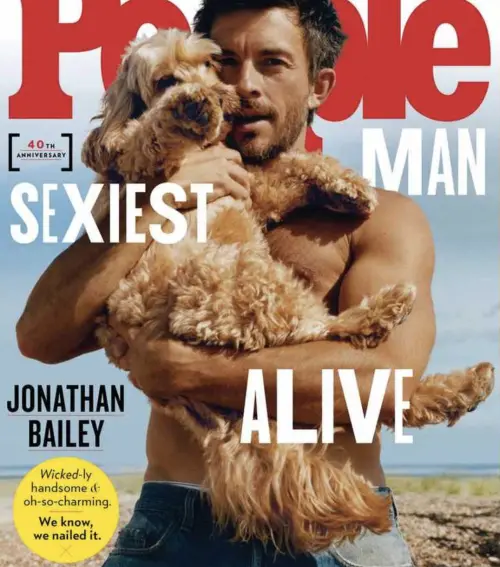 ▲喬納森拜利抱著狗登上《時人》最新一期「全球最性感男人」專題封面，自稱想到還會竊笑。（圖／摘自 IG@people）　