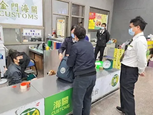 ▲財政部關務署高雄關全力加強金門小三通查緝非法農畜產品及活體動物，以防堵非洲豬瘟入侵。(圖／關務署高雄關提供)
