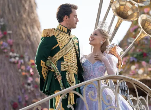 ▲喬納森拜利（左）與亞莉安娜（右）在《魔法壞女巫：第二部》仍有對手戲。（圖／摘自 IMDb）　