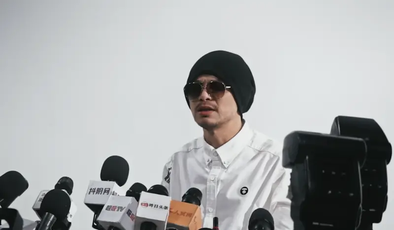 ▲大馬歌手黃明志（如圖）近期捲入謝侑芯命案，今（5）日凌晨現身警局投案，並留宿拘留所過夜，律師證實他目前安全，警方預計稍晚公布偵辦進度，外界關注他是否交代案發真相。（圖／Namewee YouTube）