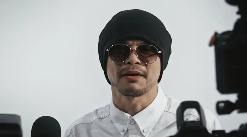 ▲大馬歌手黃明志（如圖）近期捲入謝侑芯命案，如今距離警方口頭保釋時間，還有4天期滿，今（6）日黃明志終於曬出近況，露出憔悴狀態。（圖／Namewee YouTube）