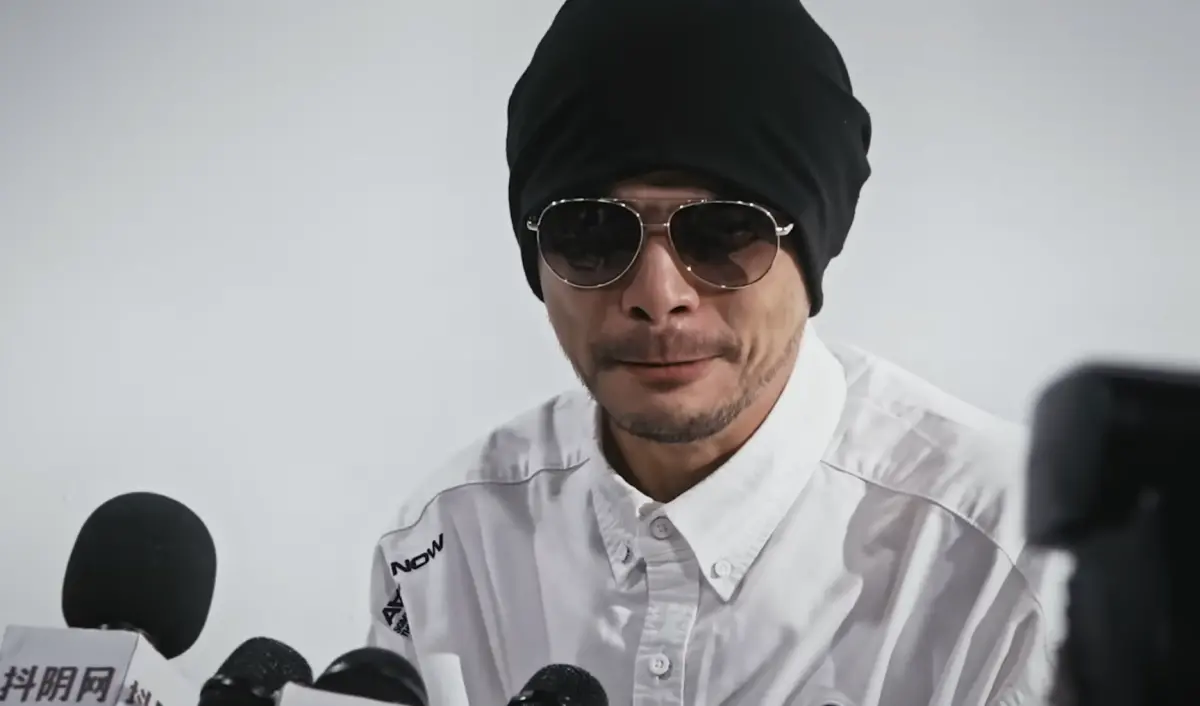 ▲大馬歌手黃明志（如圖）近期捲入謝侑芯命案，對此網紅Miga爆料自己曾收過黃明志「恐怖邀約」，更公開完整套路，讓她直呼：「我的直覺救了我。」（圖／Namewee YouTube）