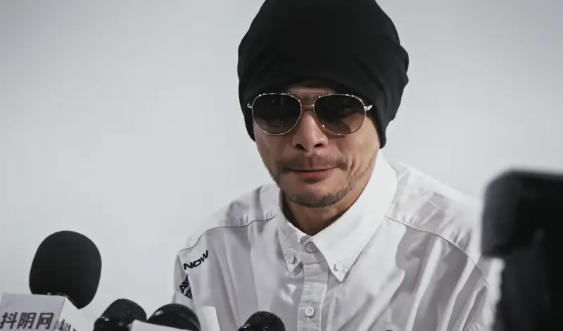 ▲大馬歌手黃明志（如圖）近期捲入謝侑芯命案，今（26）日警方對他的口頭保釋到期，需等謝侑芯驗屍報告出爐，警方才會決定下一步動作，否則，將會再次延長他的保釋期。（圖／翻攝自YouTube＠Namewee）