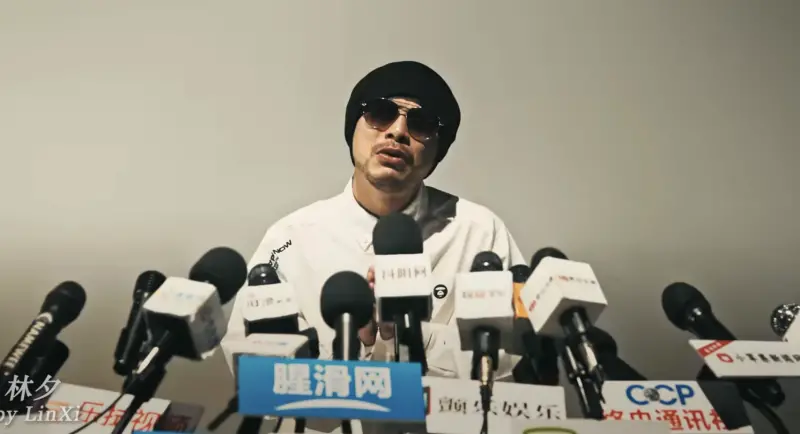 ▲大馬歌手黃明志（如圖）近期捲入謝侑芯命案，昨（4）日他現身警局投案，原先預計拘留7天，最終在律師抗辯下成功縮短至6天。（圖／Namewee YouTube）