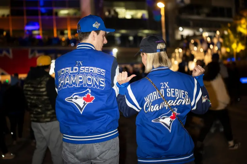▲印有「Blue Jays World Series Champions 2025」字樣的冠軍T恤、帽子與運動衫並不會因此被銷毀。這些商品將化作善舉，透過美國職棒大聯盟（MLB）與非營利組織Good360的合作計畫，捐贈至世界各地的貧困地區。（圖／美聯社／達志影像）