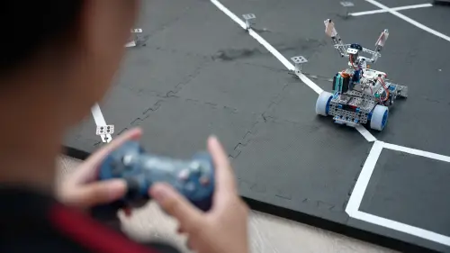 ▲學生自組機器人、寫程式驅動，參加機器人大賽已有不錯成績。（圖／記者王郁勳攝）