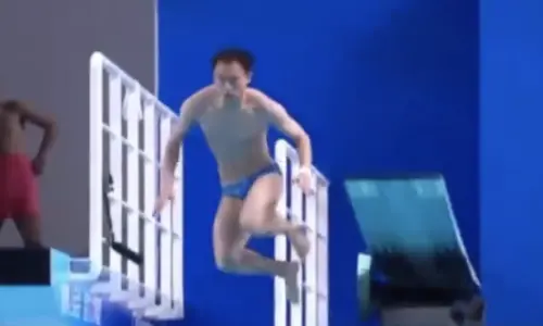 影／尷尬了！中國全運會跳水選手「炸魚落水」　游上岸向觀眾致歉
