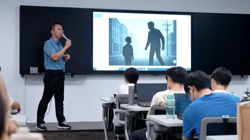 ▲媒體出身的世新大學新聞系系主任許志明，除了在學校教課外，也常接受其他行業邀請，訓練學員AI生成工具。（圖／記者王郁勳攝）
