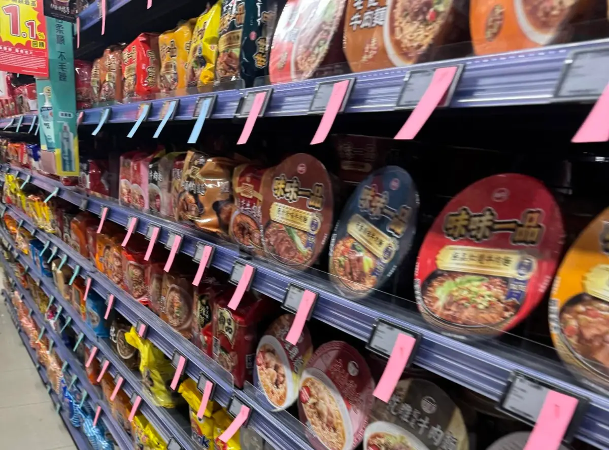 ▲全聯門市近日被民眾目擊架上被貼一排便條紙，引起眾多顧客好奇，就有店員公布真正用途，讓網友們大長知識。（圖／翻攝Threads）