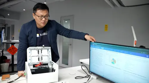 ▲鍾哲民創立的行動貝果公司，今年與美國高通合作，推出百萬元等級伺服器，讓中小企業也能導入AI工具，協助管理帳務、倉儲等資訊。（圖／記者王郁勳攝）