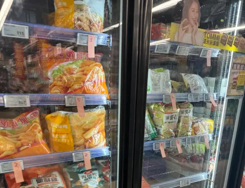 ▲有民眾近日逛全聯時，發現店內不論是一般貨架還是冷凍櫃都有便條紙，上頭都寫著不同的數字。（圖／翻攝Threads）