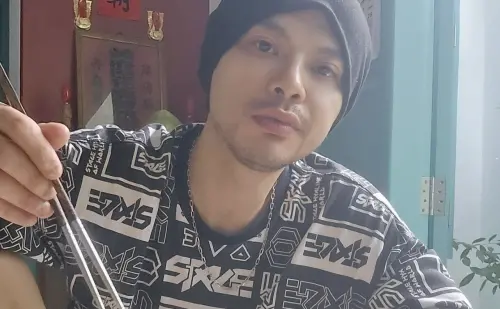 ▲歌手黃明志（如圖）捲入網紅謝侑芯命案遭大馬警方通緝，他神隱兩天後主動投案，不過仍然被網友嗆爆，「消失是等藥效退嗎？」（圖／黃明志IG＠namewee）