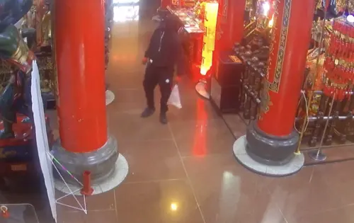 ▲今天凌晨12點多，一名竊賊闖入宜蘭南方澳進安宮，偷走「寶石珊瑚媽祖」身上的聖物，廟方粗估損失達上千萬。（圖／翻攝臉書南方澳(北方澳)進安宮寶石珊瑚媽祖）