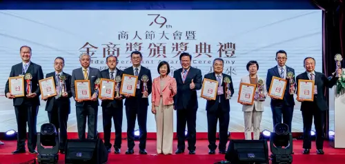 ▲商總理事長許舒博 (右五)、經濟部次長江文若(中)與優良商人得獎者合影，左一為歐德總經理陳國甫。（圖／歐德集團提供）