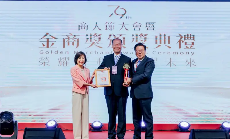 ▲全國商業總會理事長許舒博(右)及經濟部次長江文若(左)頒發「優良商人」獎項予歐德集團總經理陳國甫(中)。（圖／歐德集團提供）