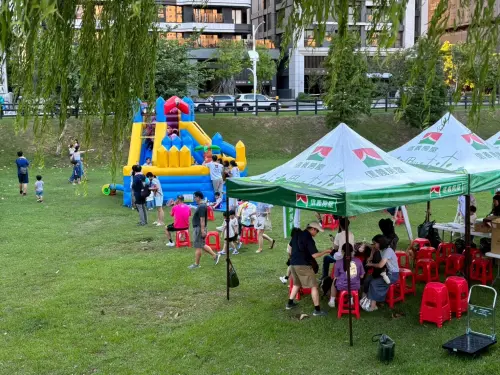 ▲信義房屋力挺在地市集，提供大型氣墊遊戲區讓小朋友玩翻小檜溪。（圖／信義房屋提供）