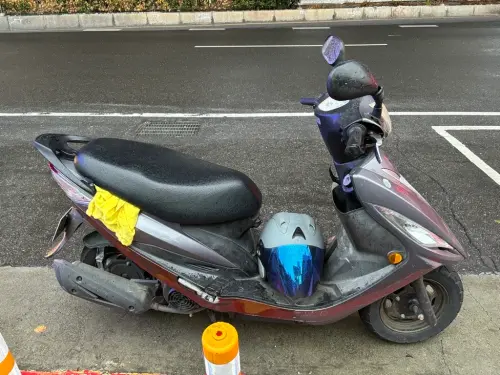 ▲被撞沒感覺？北市市民大道車禍「他騎一半自摔」監視器真相全曝光。（圖／翻攝畫面）