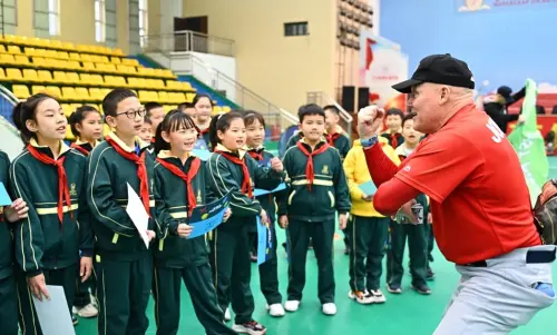 ▲美國職棒大聯盟（MLB）近年積極深耕中國市場，透過「First Pitch」與「The First Baseball Lesson」兩大企劃推廣基層棒球教育與文化行銷。截至2024年，已觸及全中國16座城市、超過28萬名學生，展現MLB打造「新棒球市場」的長期布局與全球化野心。（圖／取自WBSC）