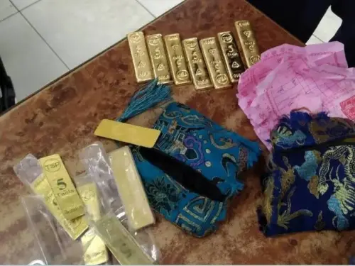 ▲苗栗市貓裏山公園廣場樹下，今早被發現散落7條黃金條和萬元現金，警方循線查出失主為一名失智老翁。（圖／民眾提供）