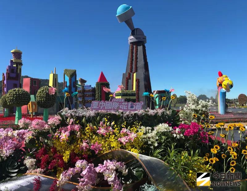 ▲台中國際花毯節8日登場，今天由副秘書長張大春開箱，創歷屆最大的主花毯「飛天小女警」裝置，結合卡通與花卉藝術超吸睛。（圖／記者金武鳳攝，2025.11.5)