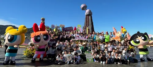 ▲今年主花毯彷如飛天小女警小鎮，遊客不僅能賞花，還能遇見花花、泡泡與毛毛立體裝置，處處有驚喜。（圖／記者金武鳳攝，2025.11.5)