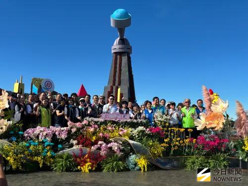 ▲今年主花毯以卡通頻道「飛天小女警」為主題，結合花卉藝術，今（5）日由市府副秘書長張大春開箱。（圖／記者金武鳳攝，2025.11.5)