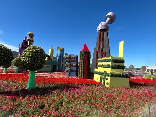 ▲整個展區除了主花毯，更呈現多個代表場景，包含飛天小女警的家、市政廳，以及動畫中熟悉的角落，彷如飛天小女警小鎮，(圖／記者金武鳳攝，2025.11.5)