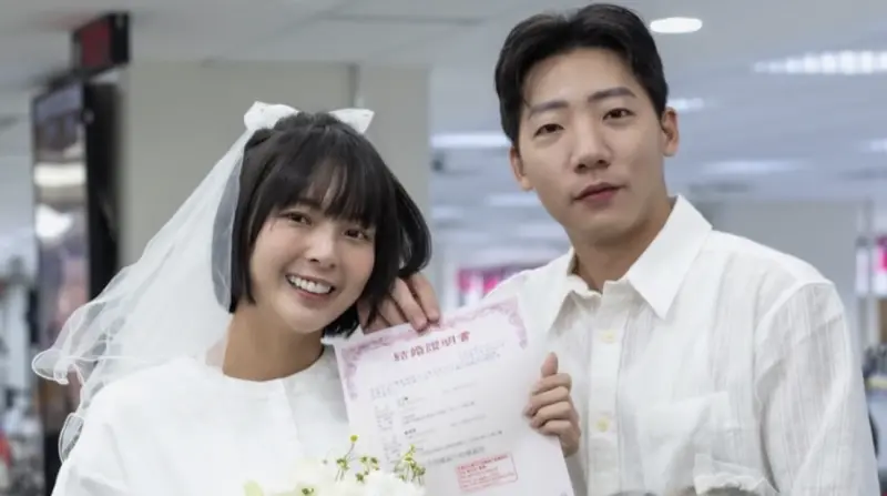 ▲黃沐妍（小豬；左）今（5）日透過社群宣布結婚，並曬出與老公穿著婚紗登記的美照，男方正臉曝光相當俊俏，「戀愛是兩個人的故事， 但婚姻，是兩個家庭的融合。 我真的很感恩，也很珍惜。」（圖／翻攝自黃沐妍臉書）