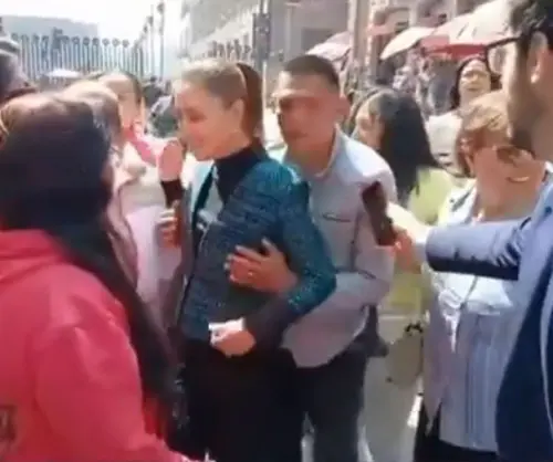 ▲墨西哥總統薛恩鮑姆（Claudia Sheinbaum）4日在首都墨西哥城街頭與民眾交談時，突遭一名男子偷親脖頸、試圖襲胸。（圖／翻攝自Ｘ）